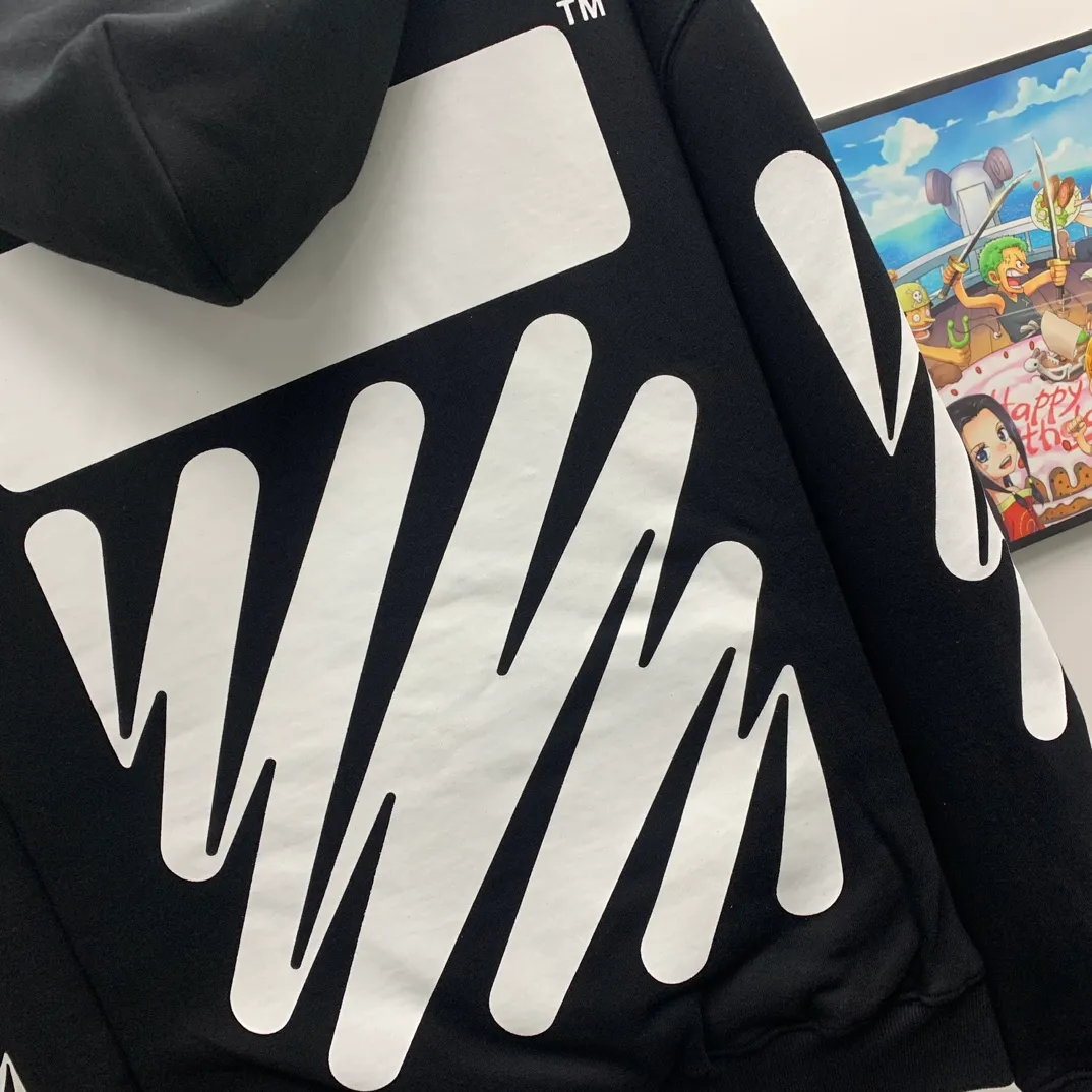 [New] Top tested version OFF-WHITE OW black and white graffiti brush wavy pattern zebra crossing ECG men's and women's loose T-shirt men's and women's same style hoodie sweatshirt After the ECG series, the tiger stripe pattern appears again. This may be another simple and luxurious new model after the merger with LV. Awesome black and white color scheme, new artistic derivation of signature elements, and simple fashion style is remarkable. Small dropped shoulders, slightly wide style, suitable for both men and women.  Imported glue technology, extremely strong. 21 brand new washable collar label tags, customized one to one. The fabric is 480g double-ply double-yarn terry fabric, which is full of drape and smooth to the touch. A must-have for fall and winter!  Color: Black Size: XS-L P:390